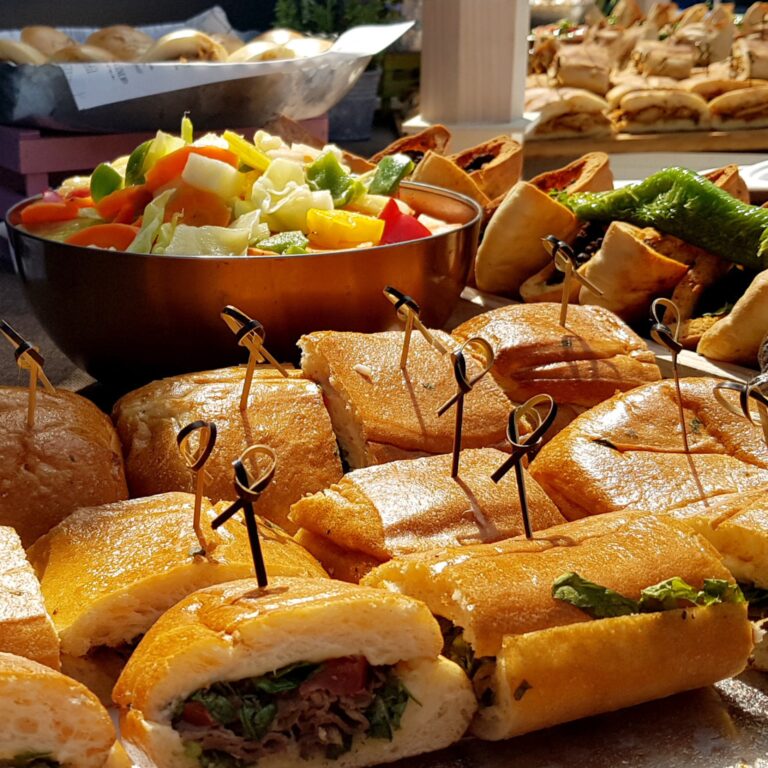 כריכים וסלטים בארוע חברה