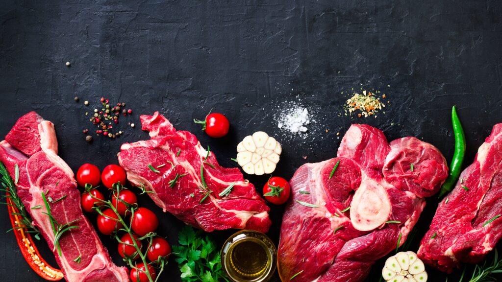 בשרים נעים יחד עם עגבניות שרי ושמן זית על שיש שחור