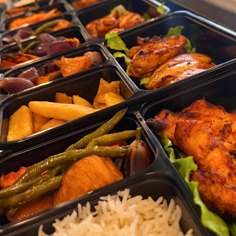 מגשית עם ארוחה חמה לעסקים