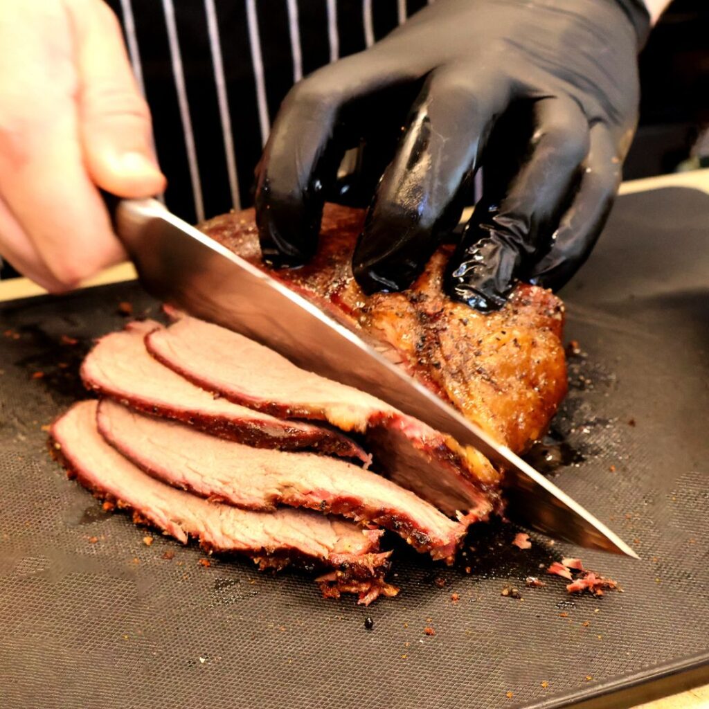 טבח פורס נתח בשר עסיסי