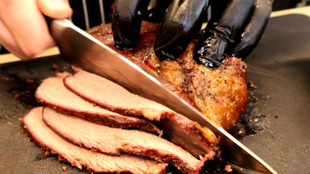 שף פורס בשר מהמעשנה