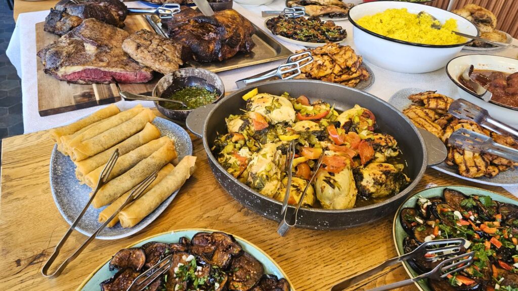 שולחן מעדניה עשיר עם מאכלים לשבת, תבשילים ביתיים, סלטים, תוספות מרקים